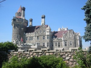 Mi casa, su Casa Loma