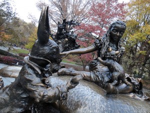 Uma das muitas coisas a serem descobertas no Central Park: a estátua em homenagem à Alice no Mundo das Maravilhas