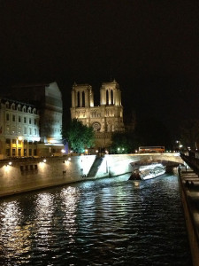 Notre Dame à noite